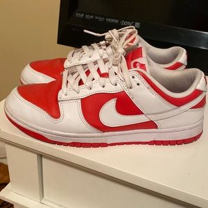 Nike dunk low gym red edition
